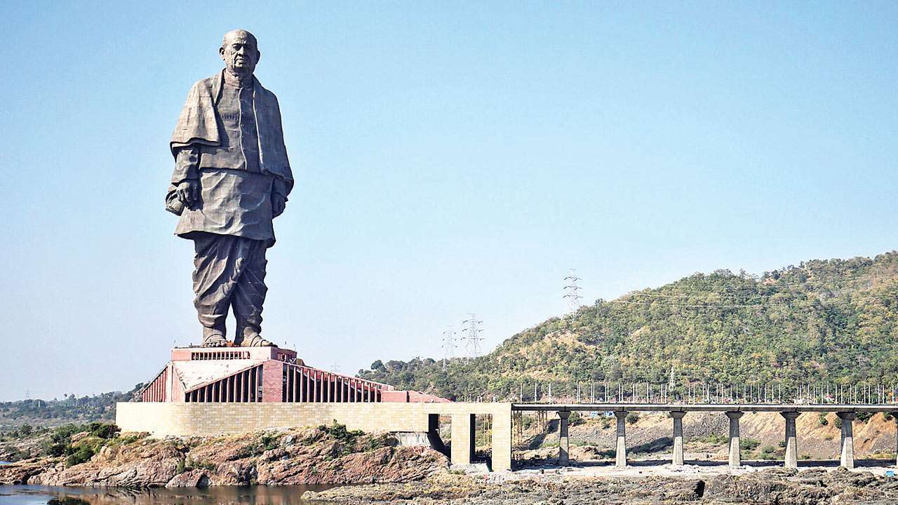 statue of unity from distance